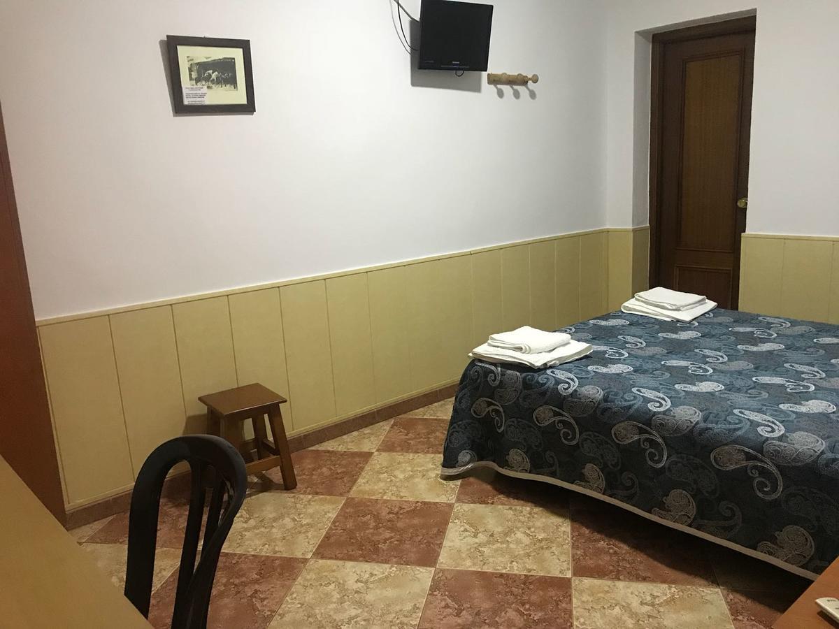 Hostal Bar San Pedro Mairena De Alcor Eksteriør bilde
